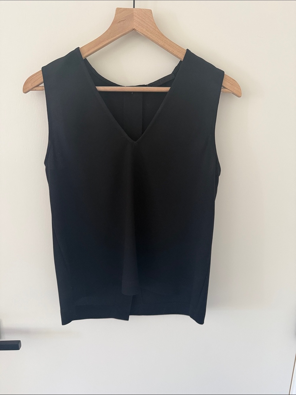 Jenni Kayne black sleeveless blouse w/ back buttons size small